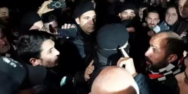 besiktasli-taraftarlardan-siyah-beyazli-takima-istanbul-donusunde-tepki-X4aOFvYl.jpg