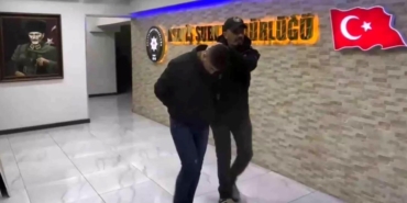 dolandiricilik-suphelisi-izmirde-yakalandi-3-milyon-tl-degerinde-para-ve-ziynet-esyasi-ele-gecirildi-xTUQ76Fn.jpg