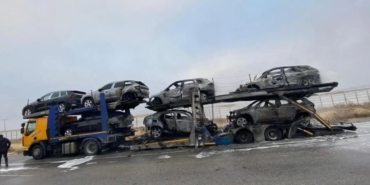 otomobil-tasiyan-tir-alev-aldi-surucusu-dikiz-aynasindan-son-anda-farkedip-kurtuldu-DmfLgTMe.jpg